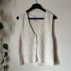 Vintage Crochet Shell Stitch Scalloped Button Up Vest in Ivory/Cream